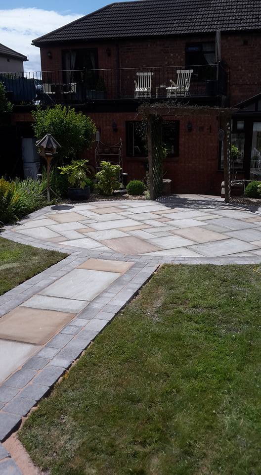 path with feature circle patio